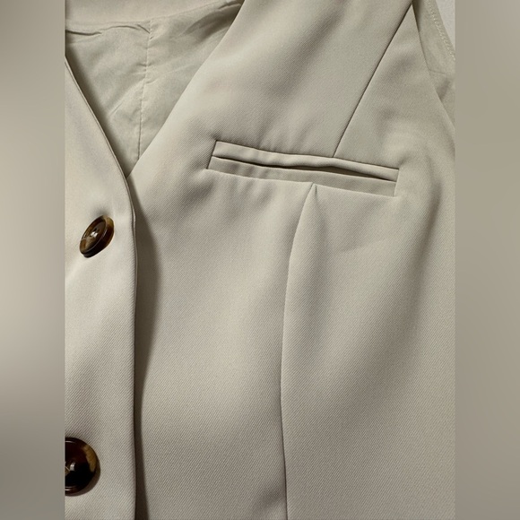 Cream Tailored Vest with V-Neckline and Cropped‎ Length - Picture 3 of 8